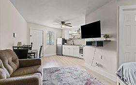 Queen Bed Modern Studio Apartment In Huntsville